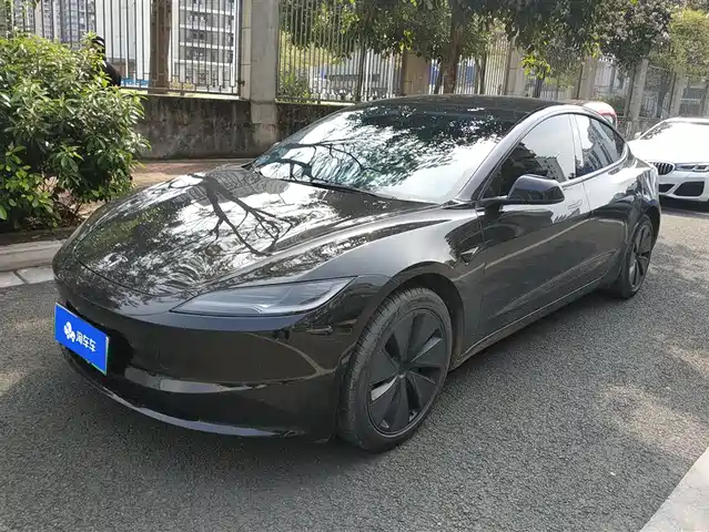 TESLA MODEL 3 2024
