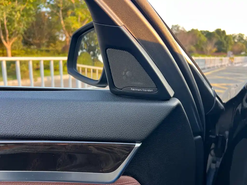 BMW 5 Series — миниатюра 6