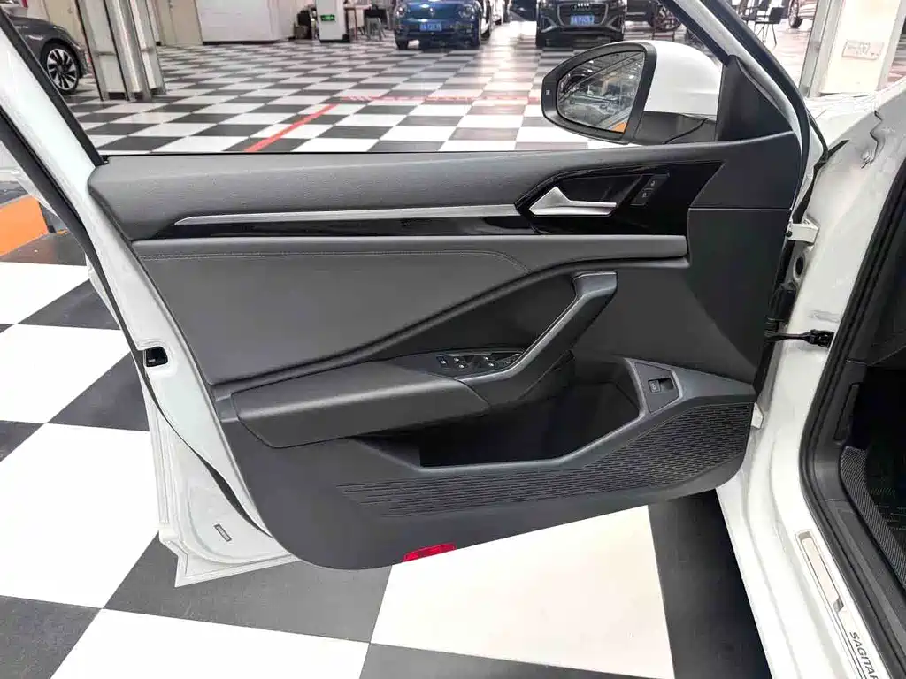 Volkswagen Sagitar — миниатюра 6