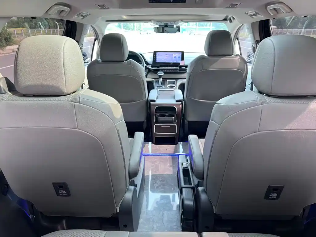 Toyota Granvia — миниатюра 16