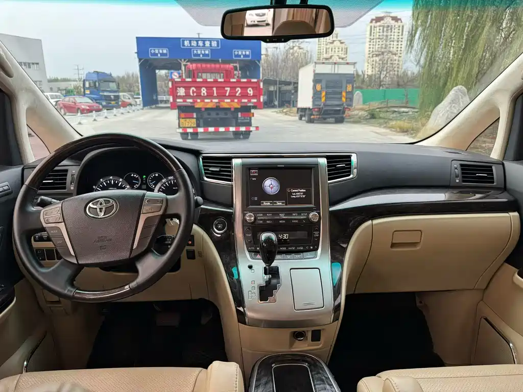 Toyota Alphard — миниатюра 6
