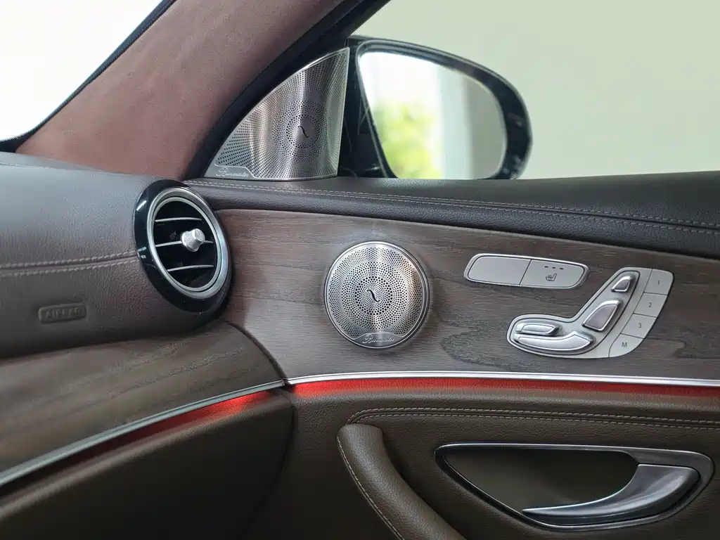 Mercedes-Benz E-Class — миниатюра 13