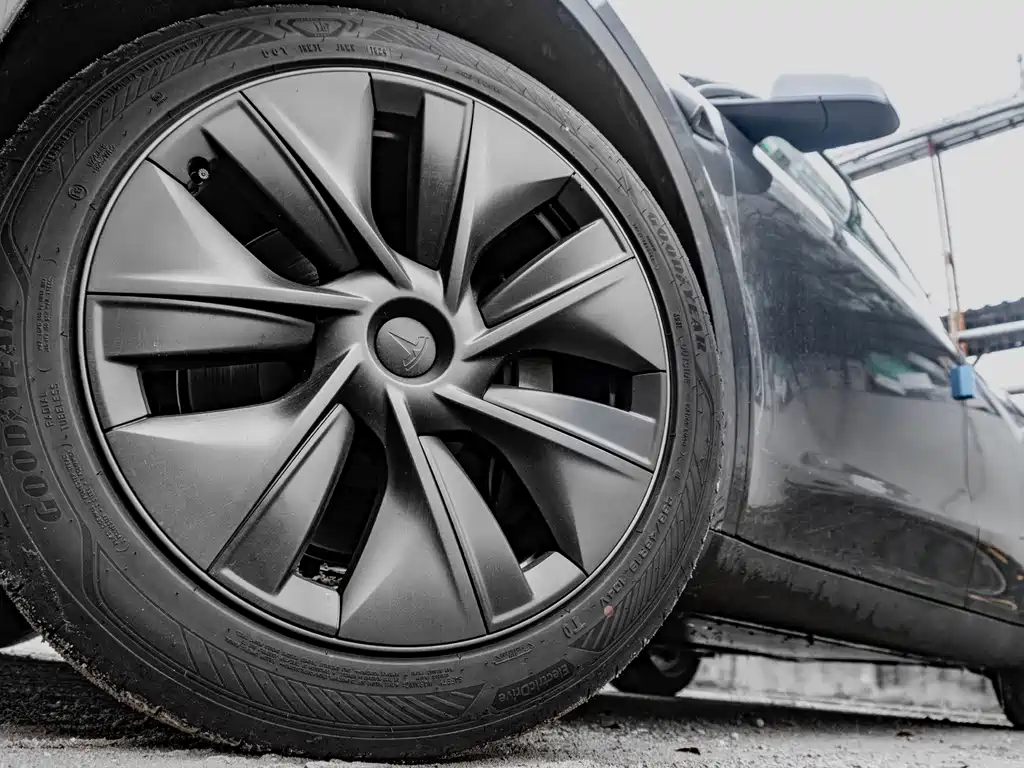 Tesla Model Y — миниатюра 9
