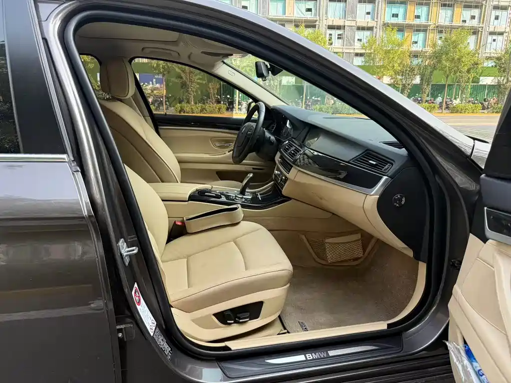 BMW 5 Series — миниатюра 7