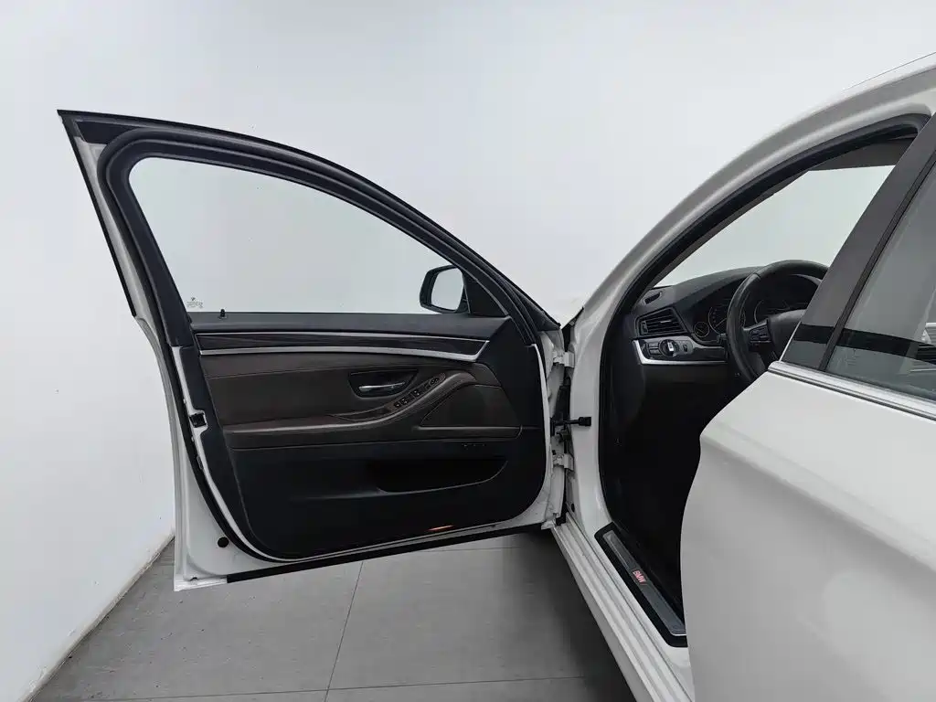 BMW 5 Series — миниатюра 8