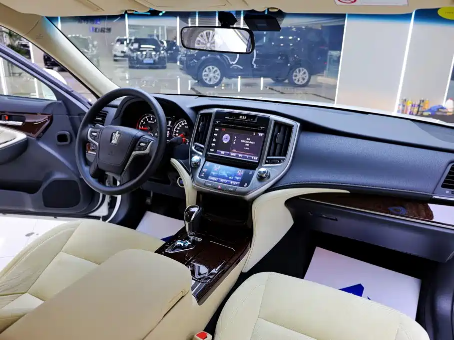 Toyota Crown — миниатюра 20