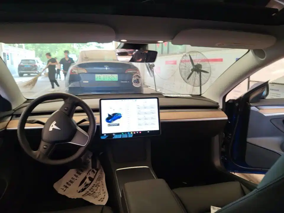 Tesla Model 3 — миниатюра 9