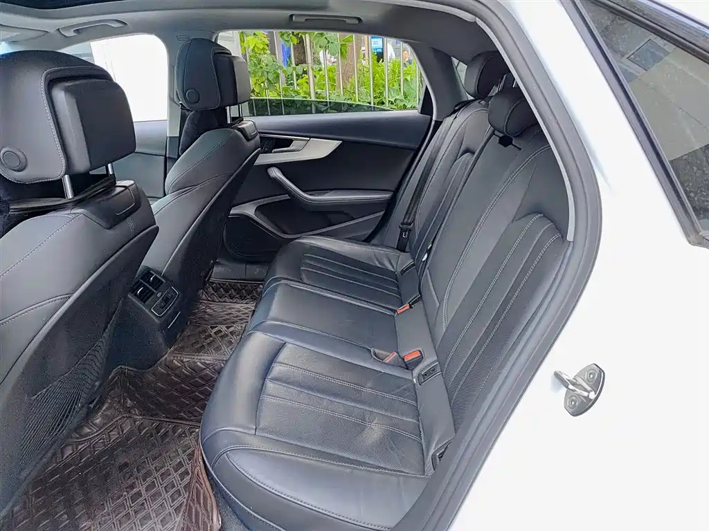 Audi A4L - фото 8