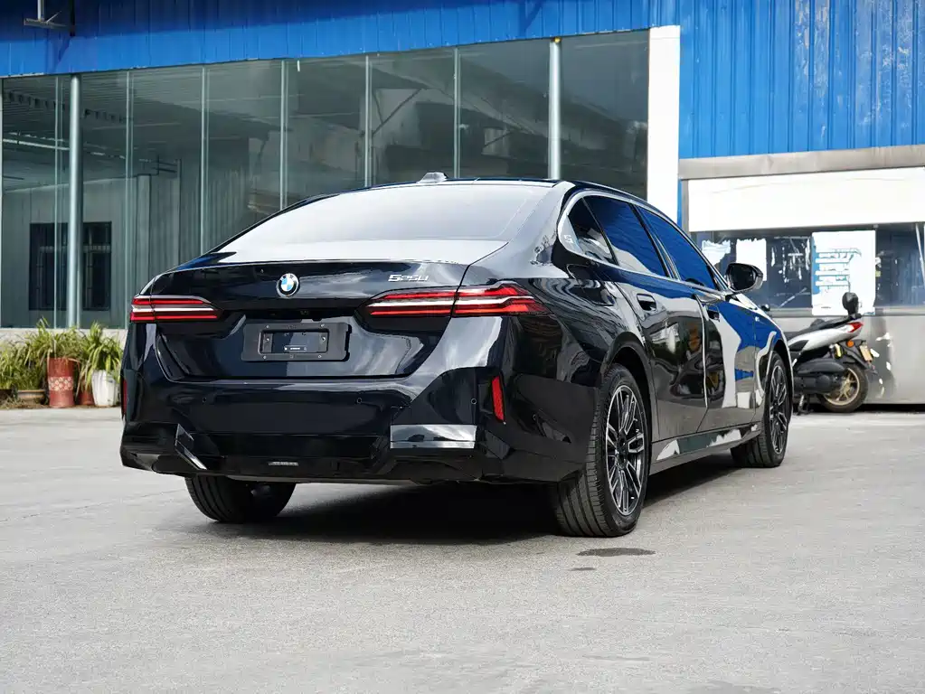 BMW 5 Series — миниатюра 9