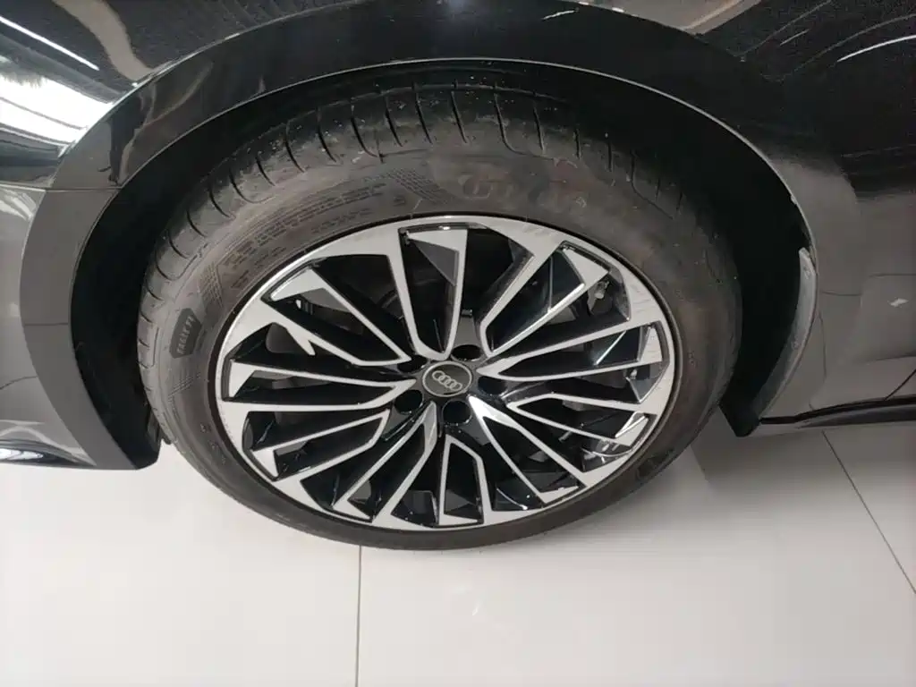 Заказать Audi A7L 2026 года за 6 668 866 ₽  из Китая