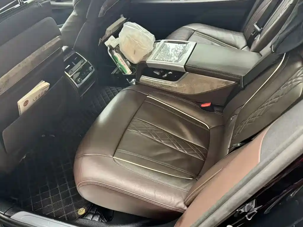 BMW 7 Series — миниатюра 4