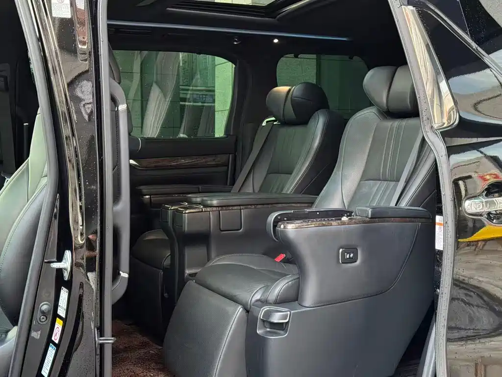 Toyota Alphard — миниатюра 6