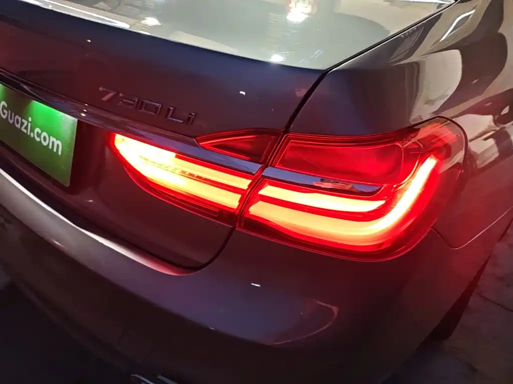 BMW 7 Series — миниатюра 8