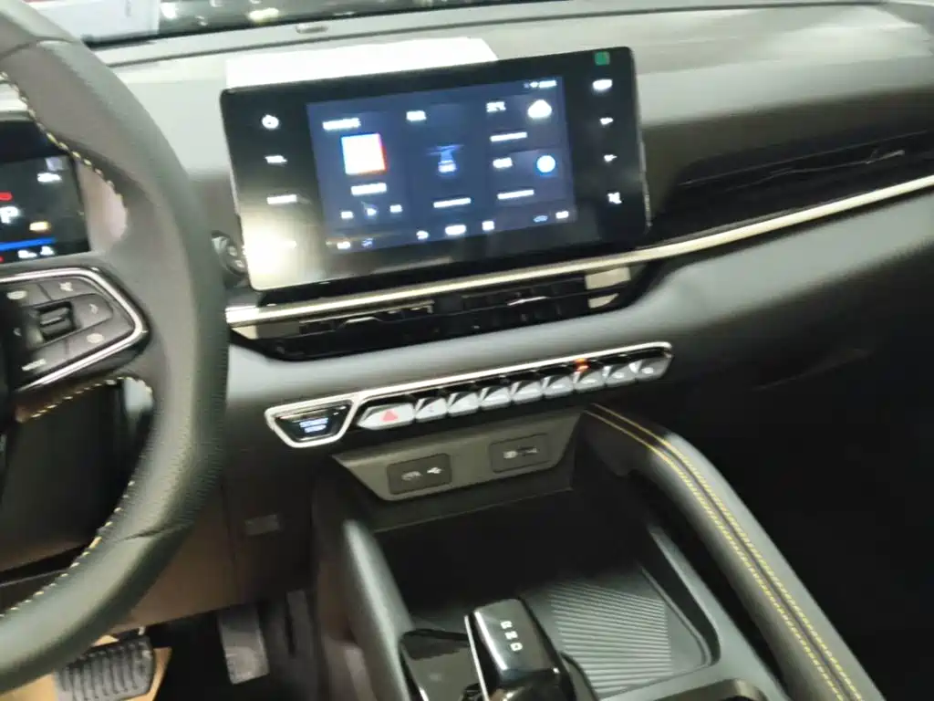 Geely Binyue — миниатюра 13