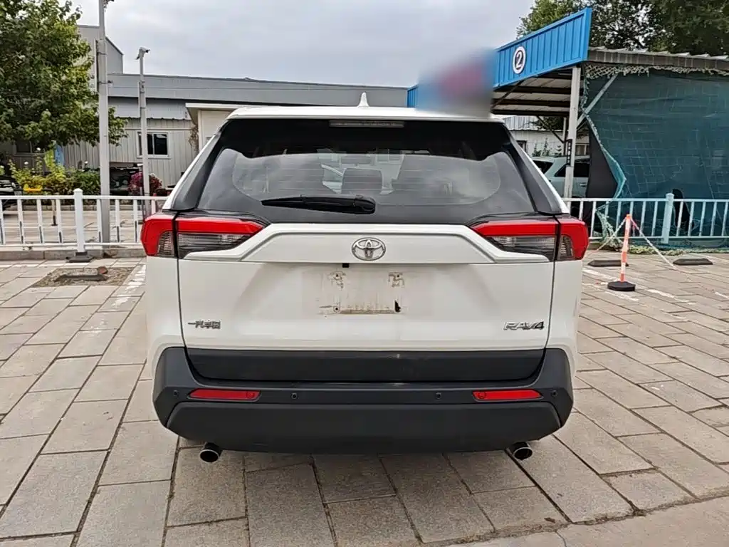 Toyota RAV4 — миниатюра 6