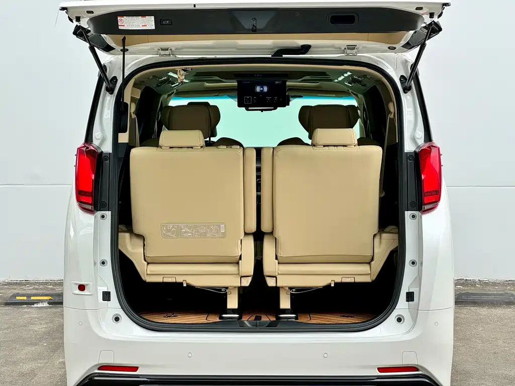 Toyota Alphard — миниатюра 13