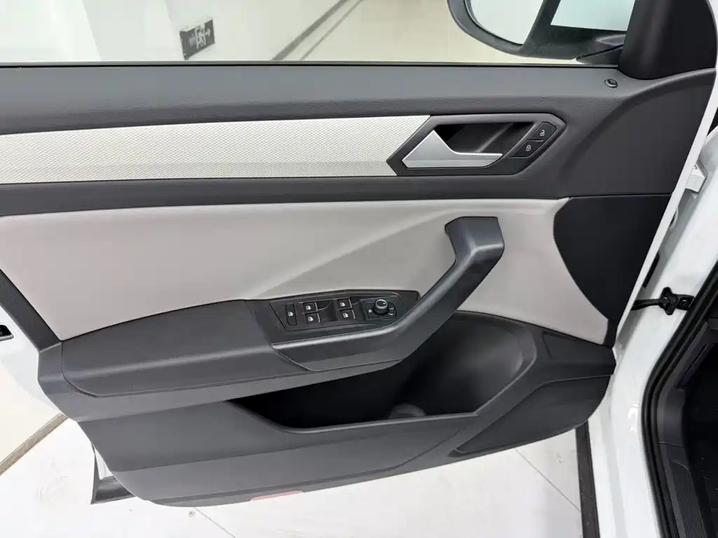 Volkswagen T-Roc — миниатюра 10