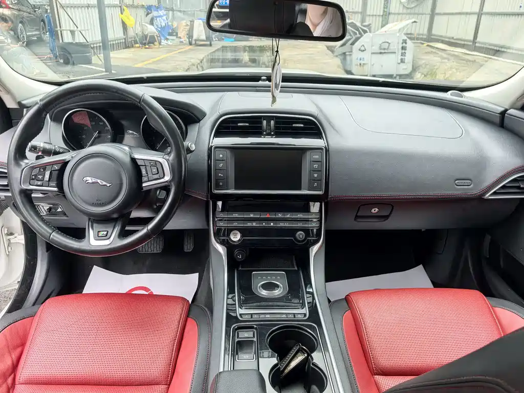 Jaguar XE — миниатюра 5