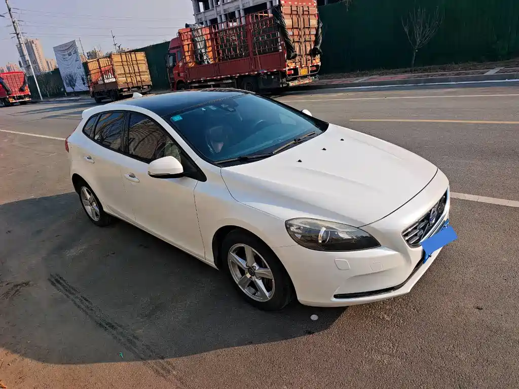 VOLVO V40