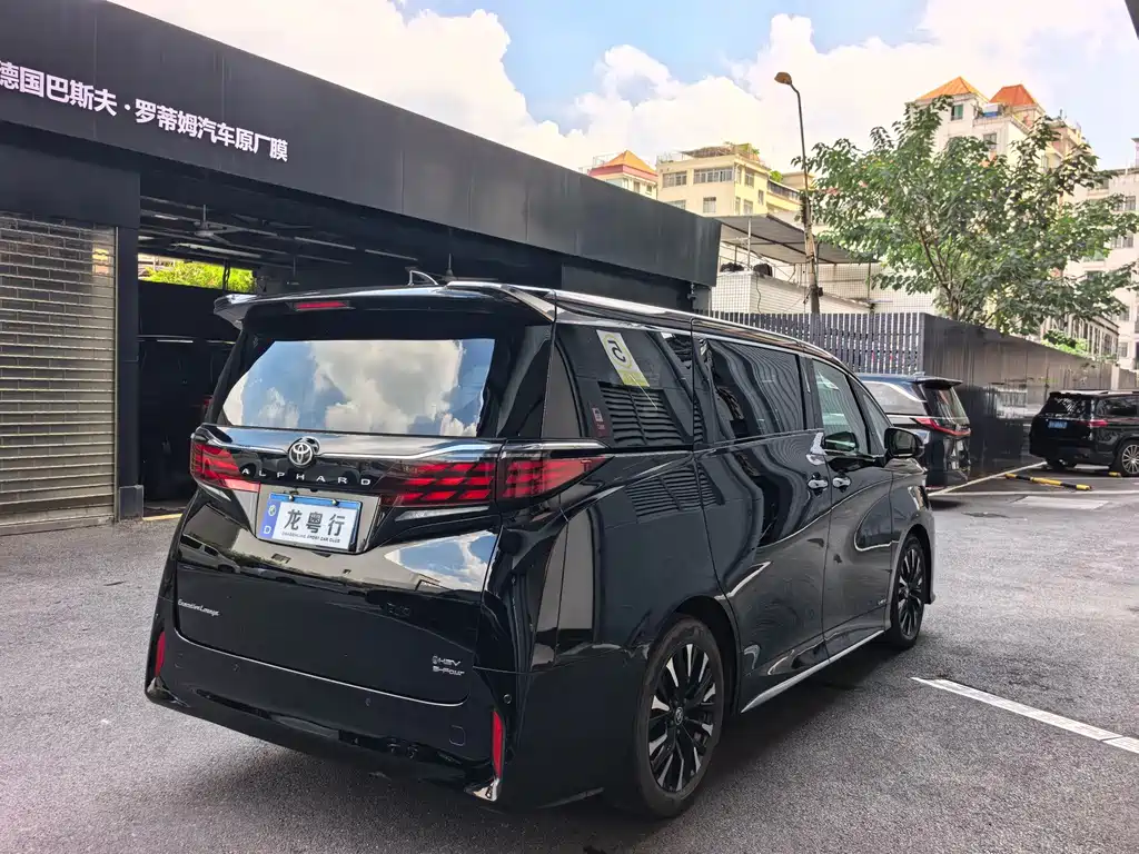 Toyota Alphard — миниатюра 4