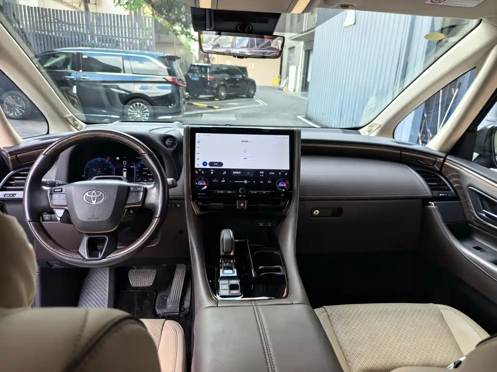 Toyota Alphard — миниатюра 9