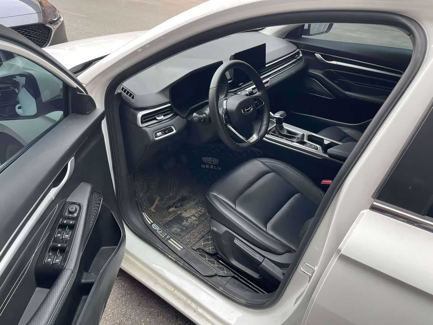 Geely Emgrand 1.5 л 2023 г. Белый, пробег 30000 км