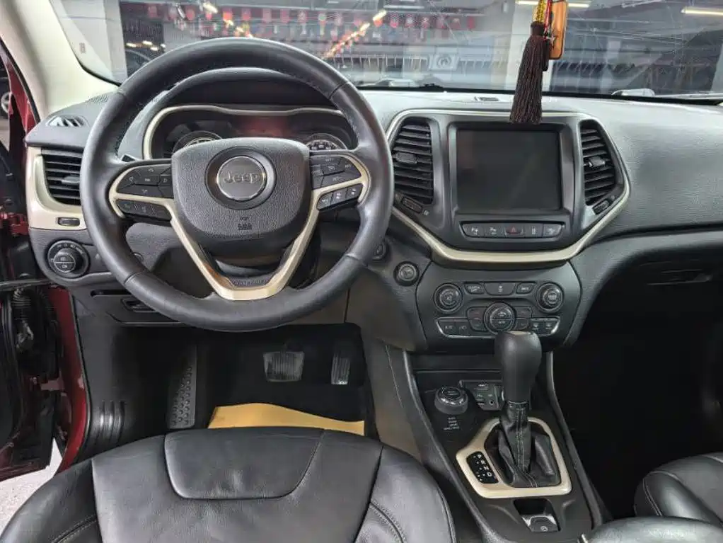 Jeep Cherokee (Import) — миниатюра 15