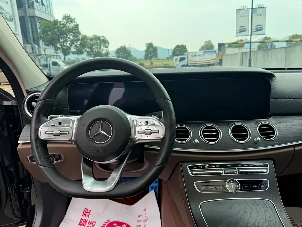 Mercedes-Benz E-Class — миниатюра 8