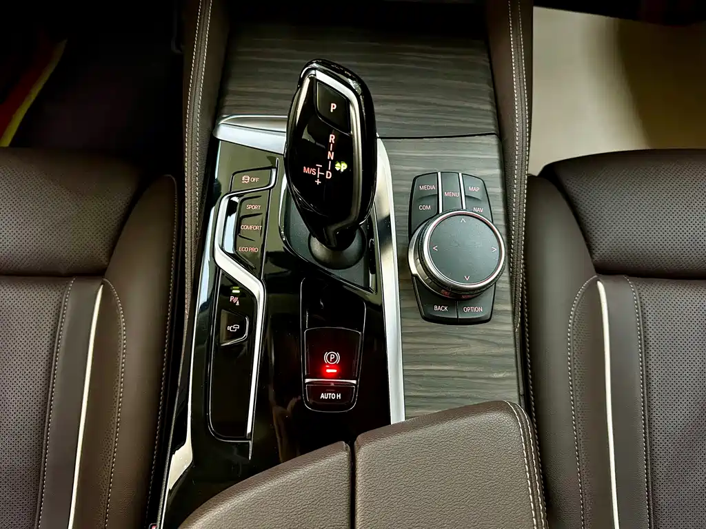 BMW 5 Series — миниатюра 12