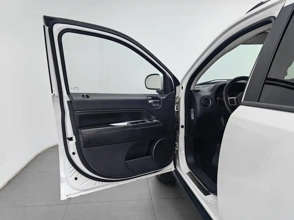 Jeep Compass (Import) — миниатюра 8