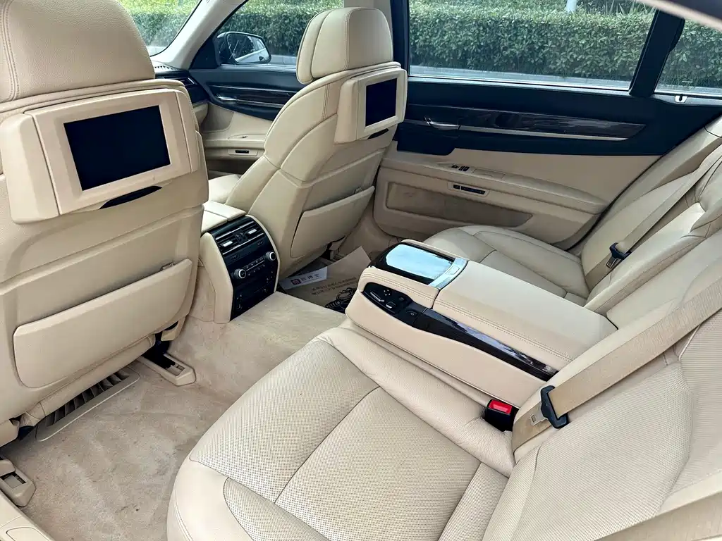 BMW 7 Series — миниатюра 10