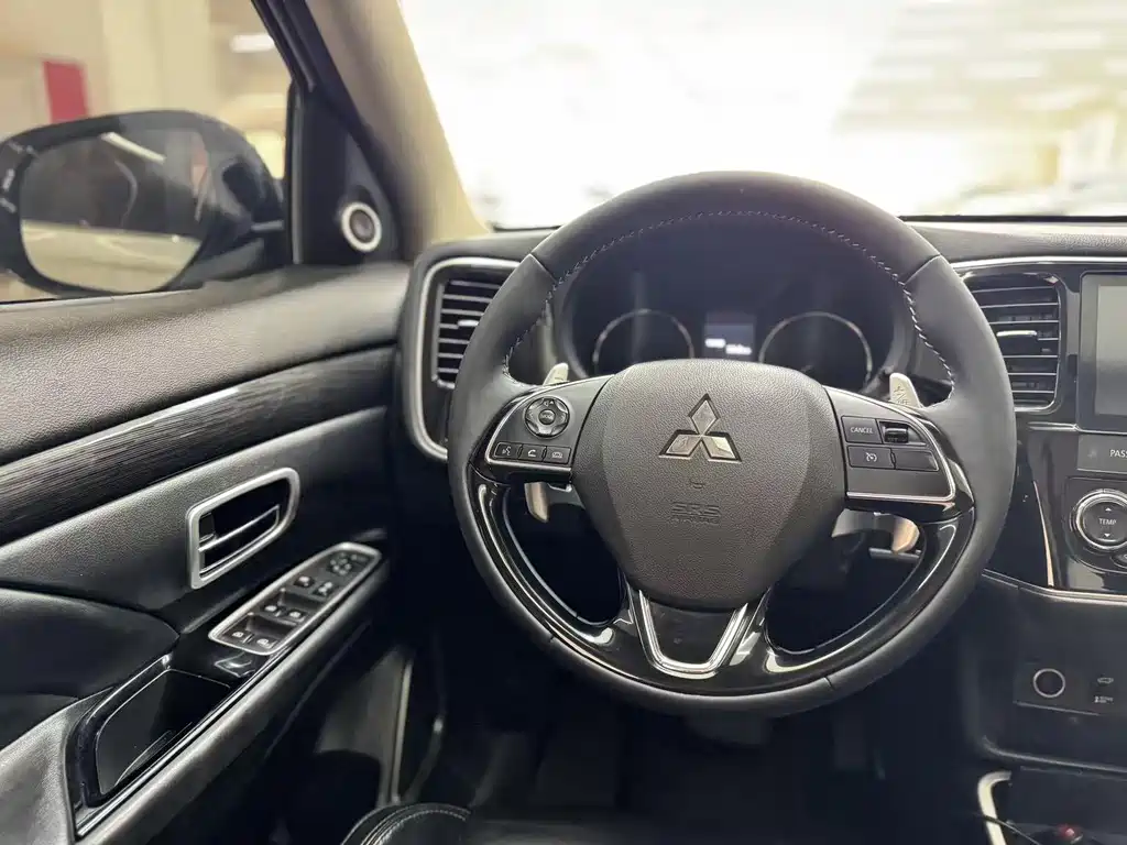 Mitsubishi Outlander — миниатюра 18