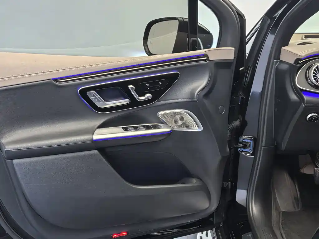 Mercedes-Benz EQE SUV — миниатюра 16