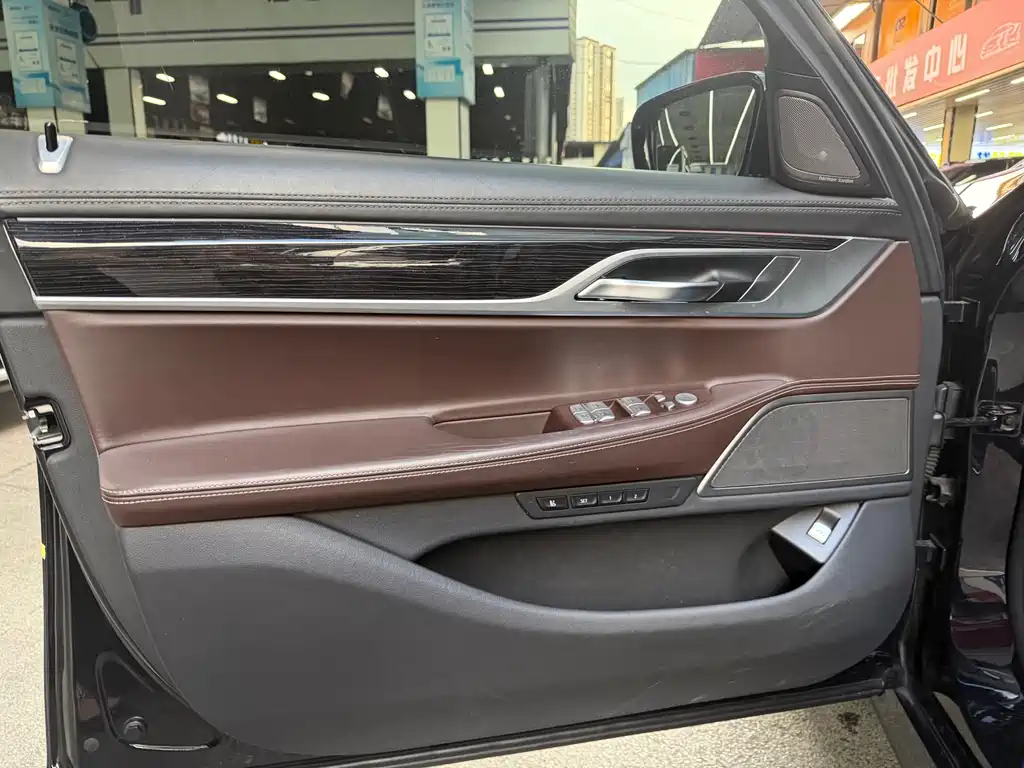 BMW 7 Series — миниатюра 6