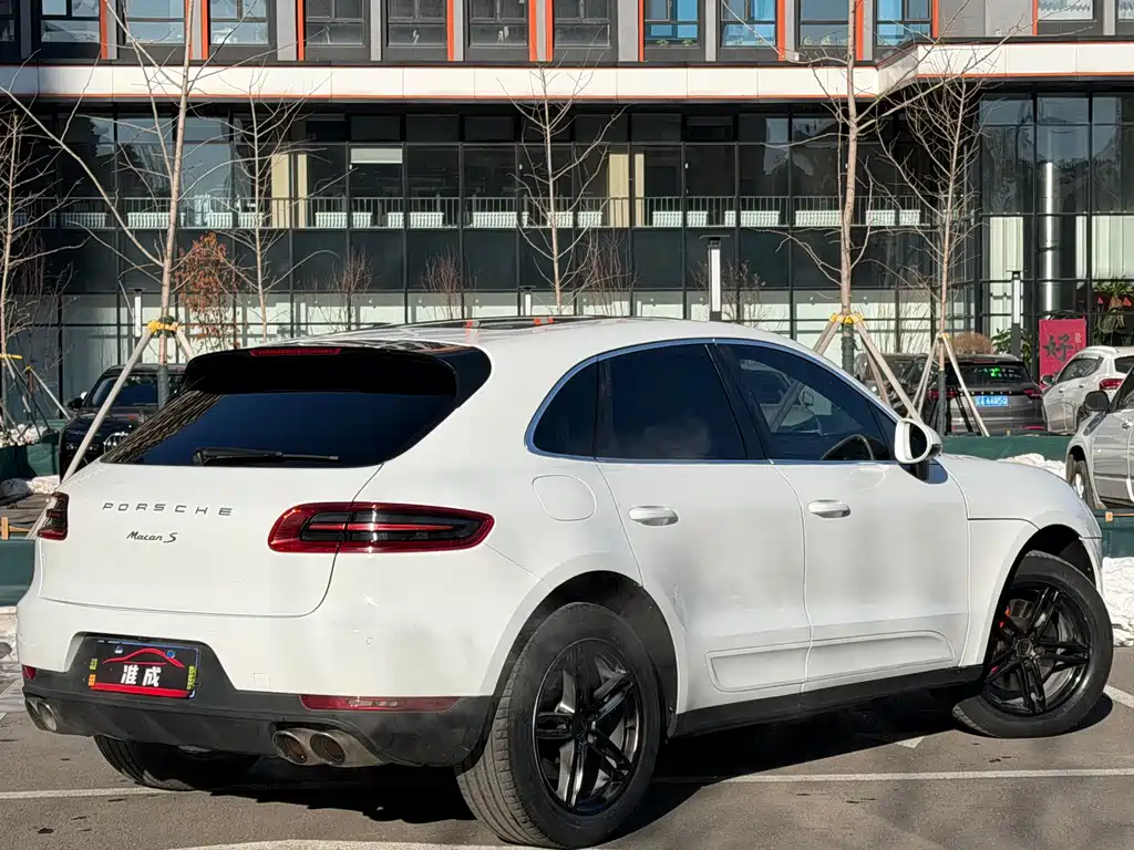 PORSCHE MACAN
