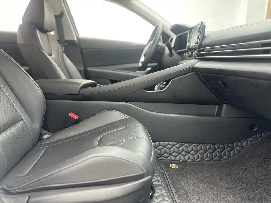 Hyundai Elantra — миниатюра 10