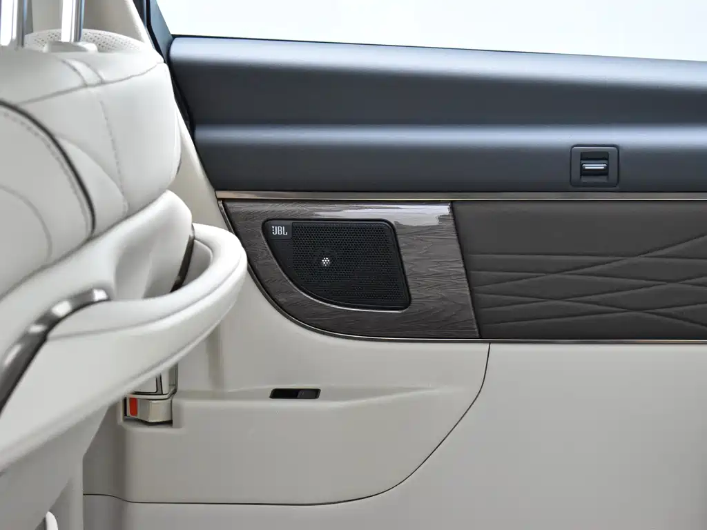 Toyota Alphard — миниатюра 21