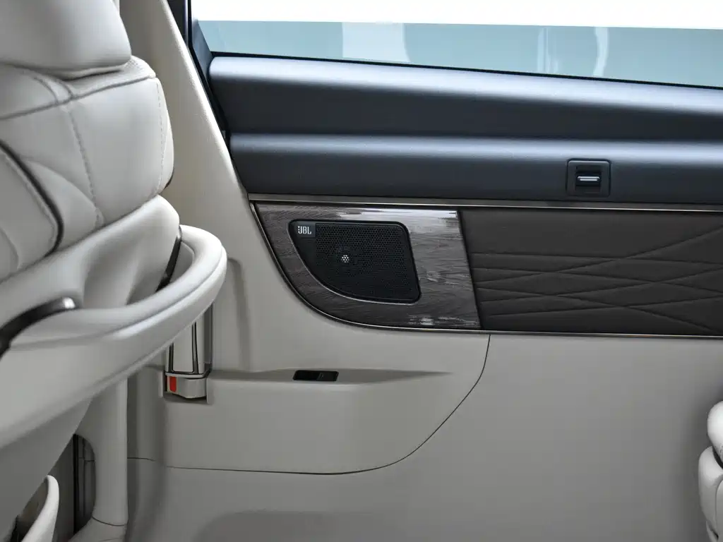 Toyota Alphard — миниатюра 20