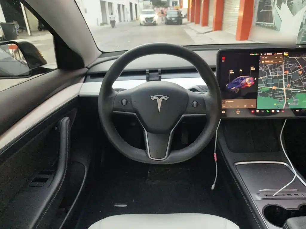 Tesla Model 3 — миниатюра 3