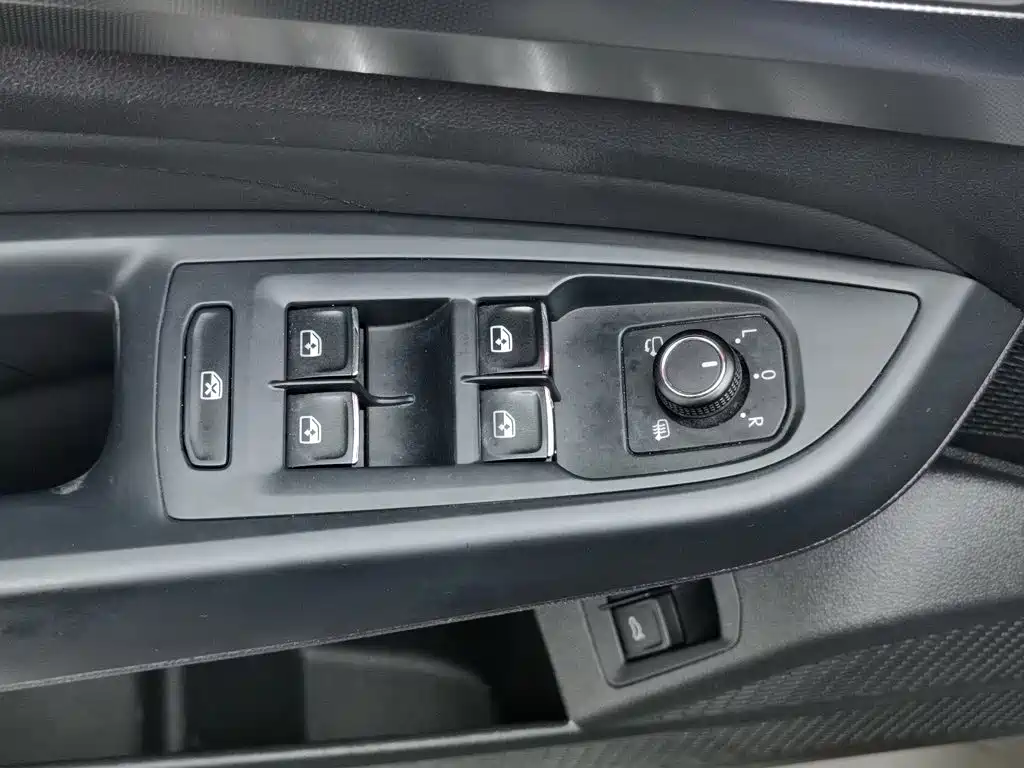 Volkswagen 帕萨特插电混动 — миниатюра 9