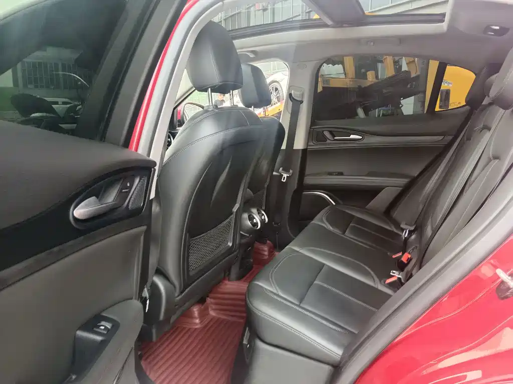 Alfa Romeo Stelvio — миниатюра 10