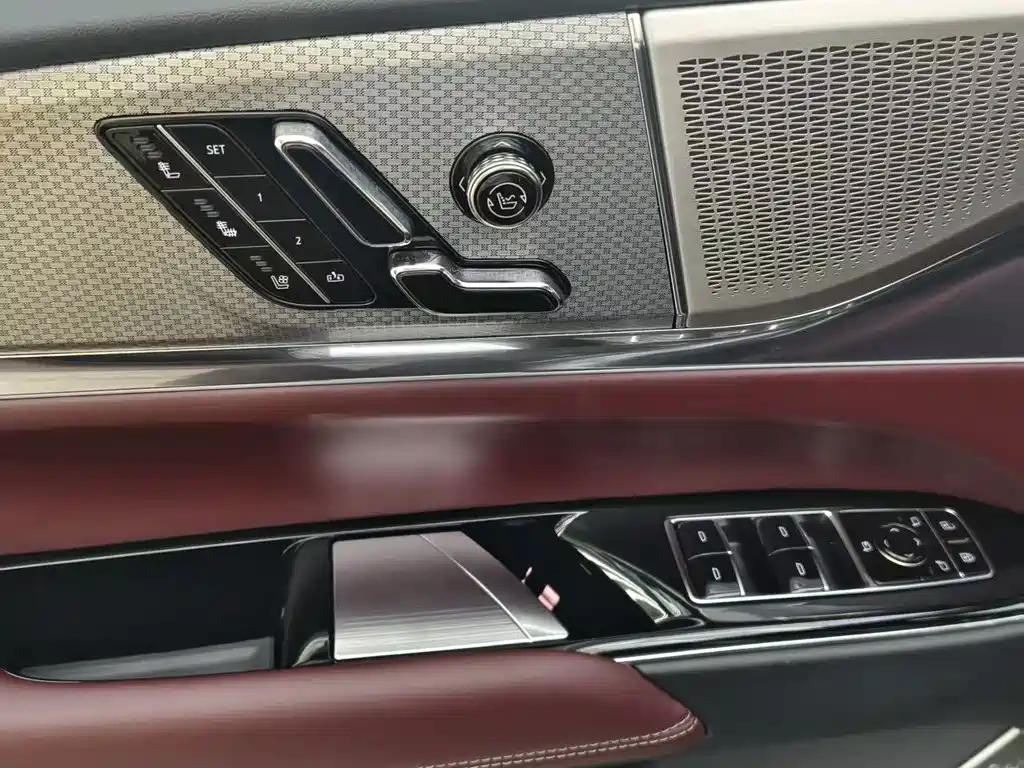 Cadillac XT5 — миниатюра 7