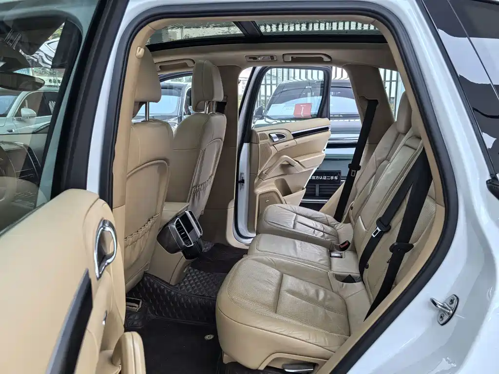 Porsche Cayenne — миниатюра 10