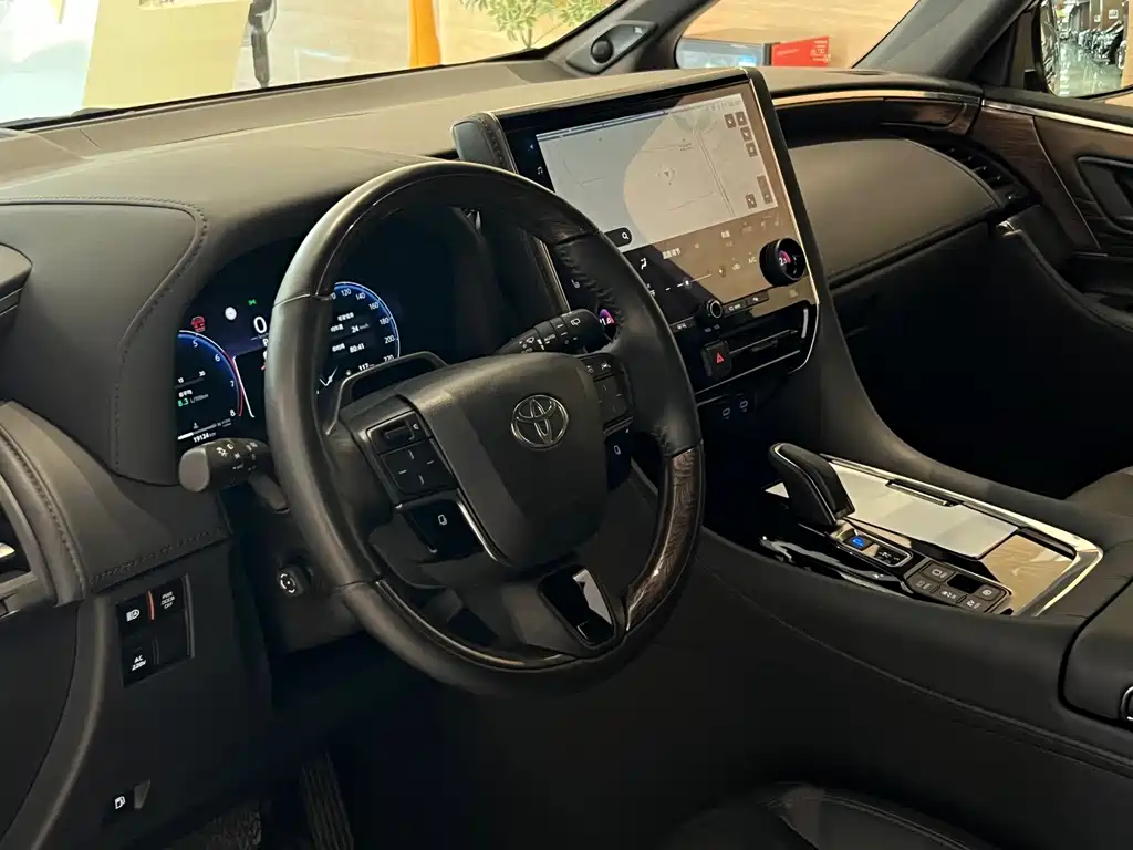 Toyota Alphard — миниатюра 9