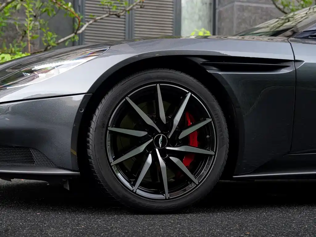 Aston Martin DB11 — миниатюра 8