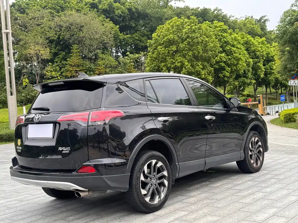 Toyota RAV4 — миниатюра 10