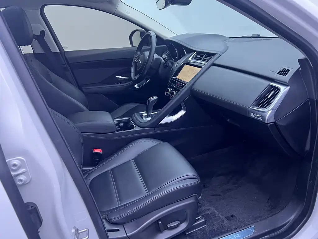 Jaguar E-PACE — миниатюра 18