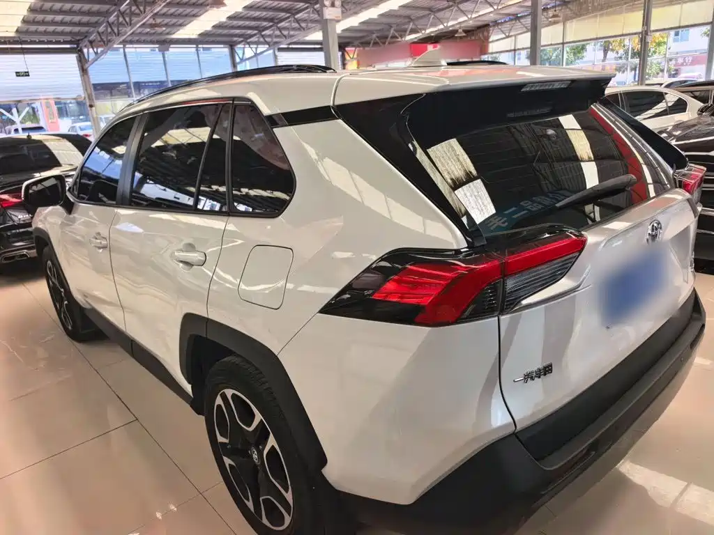 Toyota RAV4 — миниатюра 10