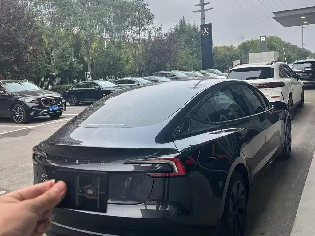 Tesla Model 3 — миниатюра 5