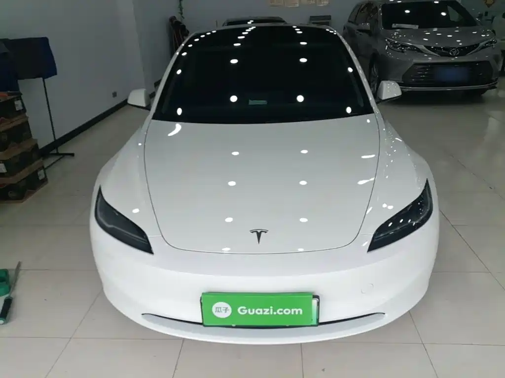 Tesla Model 3 — миниатюра 3